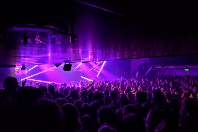 Фото: Nicholas Vos / Unsplash Ночной клуб